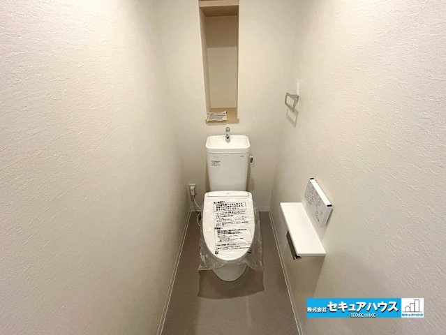 ロイヤルコンフォート日進のトイレ|【高機能トイレ】
◆高機能トイレの多くは便器のフタの開閉が自動であり、使用後に手動で水を流す面倒もなく非常に便利です。スタイリッシュな見た目で、お掃除しやすく、節水効果が高いです。　　　　　　　　　　