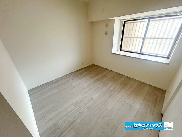 ロイヤルコンフォート日進の洋室|【洋室6.1帖別角度】
◆出窓はお部屋が広く見え、小物を飾るスペースにもなります。趣味の小物や雑貨を置いて自分好みの空間をつくることができます。　　　　　　　　　　　　　　　　　　　　　　　　　　　　