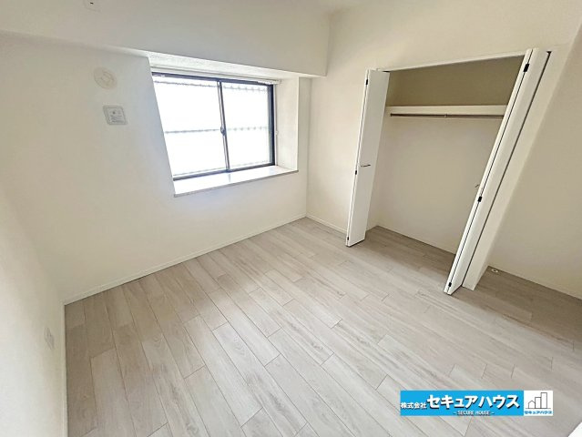 ロイヤルコンフォート日進の洋室|【洋室6.1帖】
◆広々とした居住空間は日々の暮らしを彩り、心のやすらぎと満足感を与えてくれます。通風と採光を考慮した設計は子供たちはのびのび育ち、家族でくつろぎと団らんを生み出します。　　　　　　　