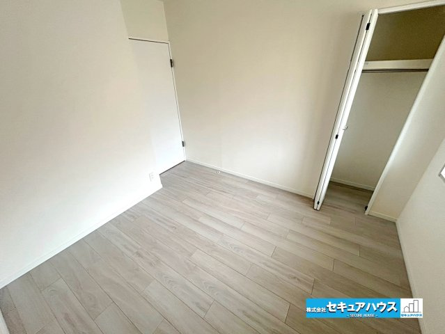 ロイヤルコンフォート日進の洋室|【洋室5.1帖】
◆家族一人ひとりの大切なプライベート空間。趣味に合わせて使って頂けるようシンプルに仕上げてあります。暮らし心地を大きく左右する収納を、適材適所に配置し使い勝手を考慮しました。　　　　
