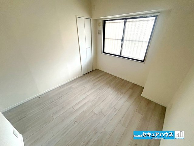 ロイヤルコンフォート日進の洋室|【洋室5.1帖別角度】
◆共用部分の廊下側に面するお部屋のため面格子やすりガラスを利用しプライバシーも確保しております♪