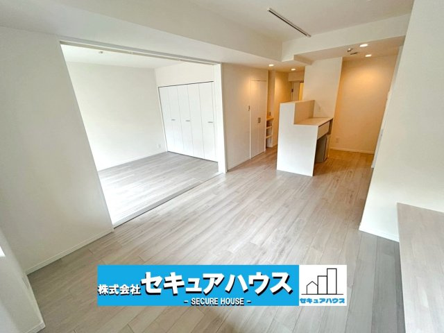 ロイヤルコンフォート日進の居間・リビング|【令和8年4月リフォーム完了済】
◆日進駅徒歩7分の好立地♪
◆本日ご案内可能！365日営業中！
◆リフォーム内容:キッチン、クロス、洗面台、風呂、ドア交換、トイレ交換、玄関シューズクローゼットなど　