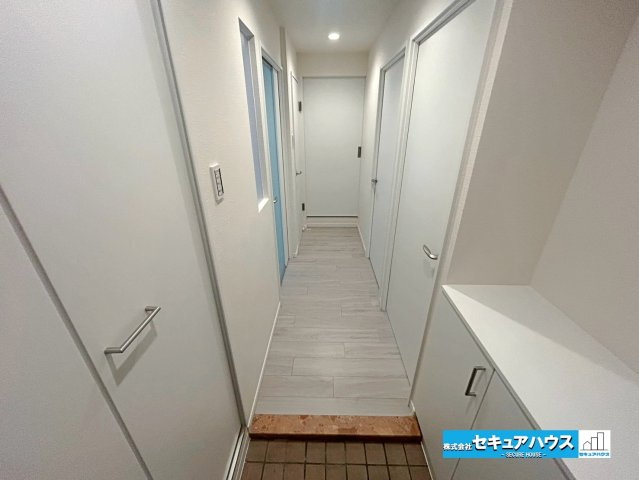 ロイヤルコンフォート日進の玄関|【玄関】
◆白基調の洗練された玄関です。
◆収納力の高いシューズボックス×収納クローゼット付きで玄関周りがスッキリと片付きます。
◆オートロック付きで防犯面も安心です。　　　　　　　　　　　　　　　　