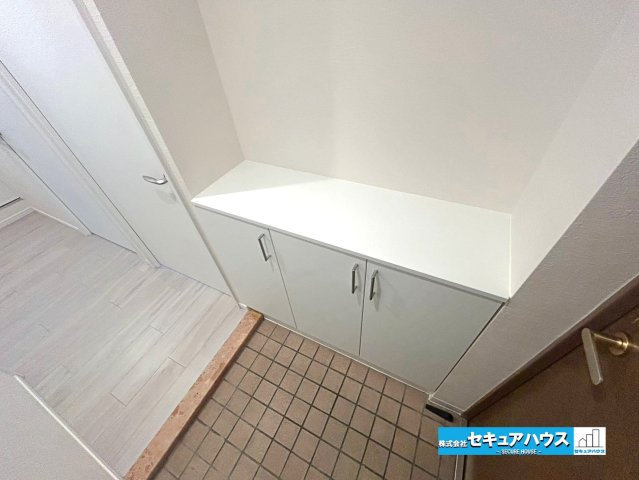 ロイヤルコンフォート日進の玄関|【シューズボックス】
◆普段良く使う靴はシューズボックスに、お出かけ用の靴やサンダル、ブーツなどはシューズインクローゼットに分けて使うことが可能！シューズボックス上は自由にアレンジすることができます。