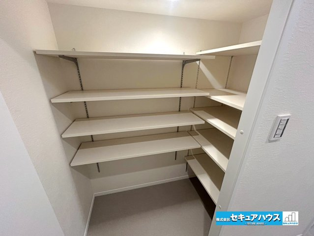 ロイヤルコンフォート日進の収納|【シューズインクローク】
◆広々としたシューズインクローク付き！可動棚となっているため高さ調整可能♪
◆ベビーカーやゴルフバッグなどもすっきりと収まるスペースです◎　　　　　　　　　　　　　　　　　　