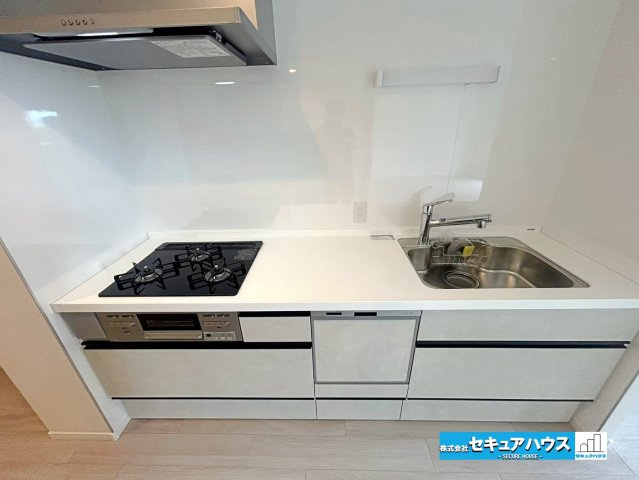 ロイヤルコンフォート日進のキッチン|【キッチン】
◆同時にたくさんの料理が調理できる3口コンロ付きです。「焼く・蒸す・煮る」の工程を同時進行で進めることができるので、料理を素早く作ることができます。洗い物の時短に繋がる食洗機付きです。　