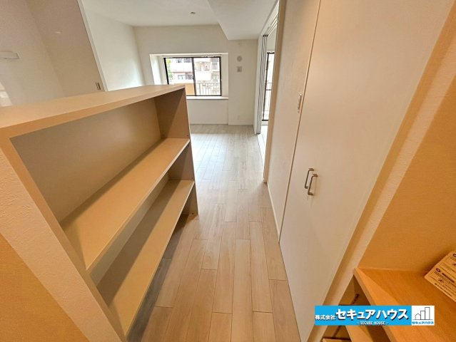 ロイヤルコンフォート日進のキッチン|【アイランド式カップボード背面】
◆収納棚となっているため文房具や家族の写真、小物などを置くことができます。収納ボックスを使用してお子様のおむつなどもしまうこのとできる便利なスペースです。　　　　　　