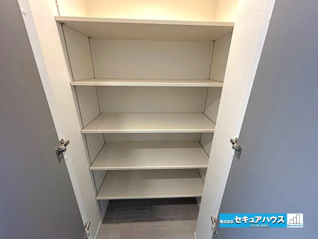 ロイヤルコンフォート日進の収納|【リビング収納】
◆カップボード前にリビング収納付きです♪収納豊富な間取りのためリビングがすっきりと片付きます。ダウンライト付きのため明るいところで物を探すことができるのも嬉しいポイントです。　　　　