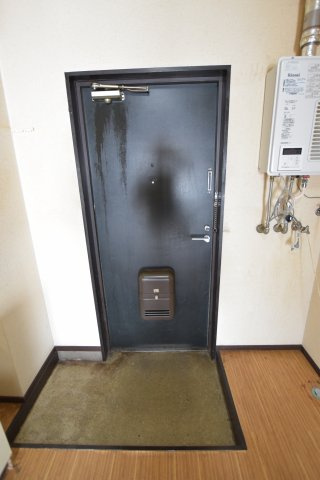 リバーサイド駒見の玄関