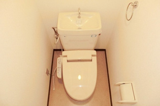 温水洗浄便座付きのトイレです♪