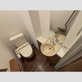 温水洗浄便座付きのトイレです♪