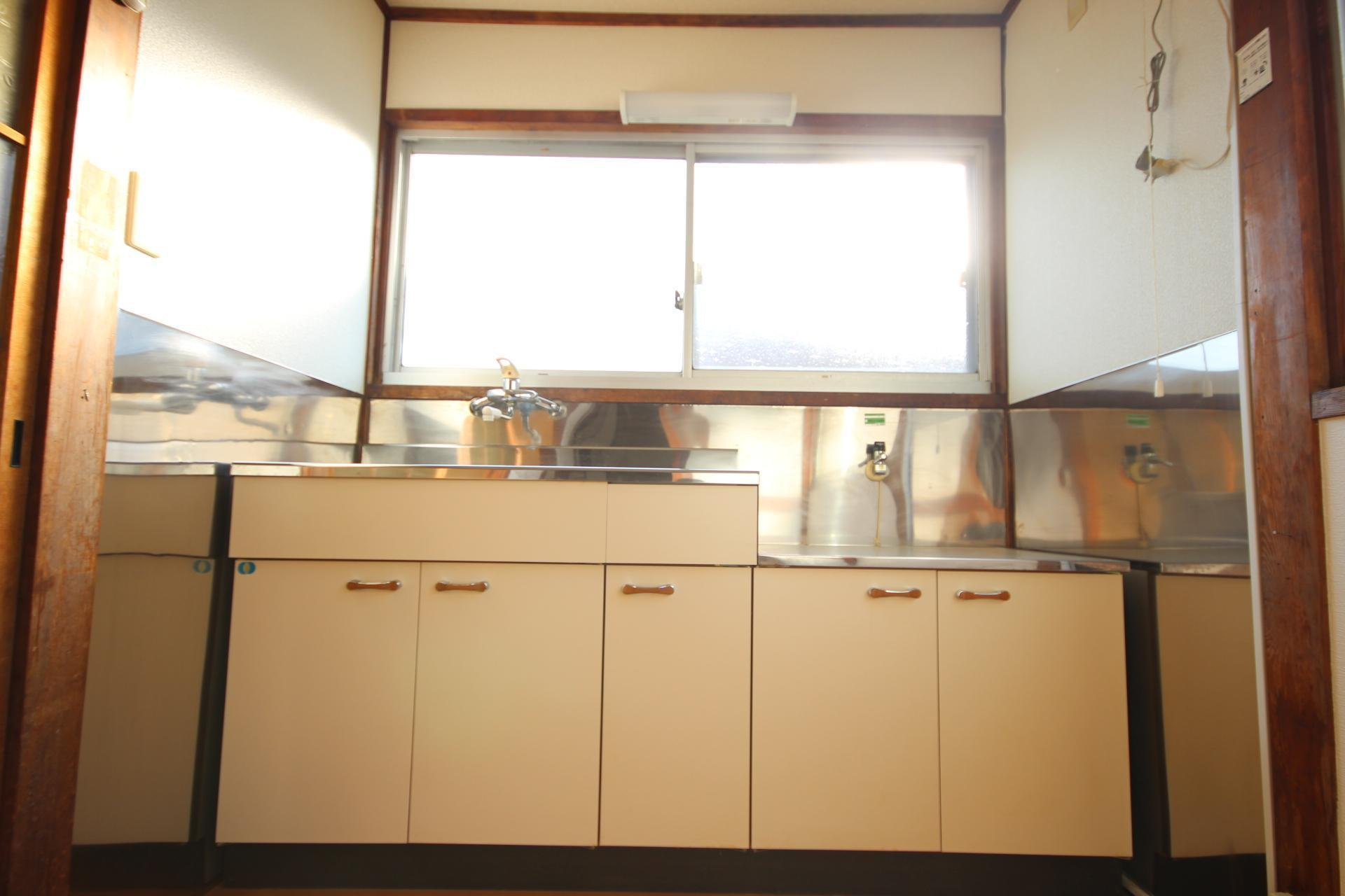 第一ふじ荘のキッチン|コンパクトなキッチンで掃除もラクラク