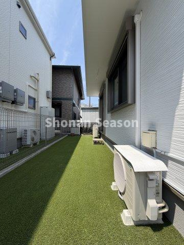 【現地画像あり！】平塚市西八幡１丁目　中古戸建　33.33坪　の庭|人工芝を敷いたお庭スペースは、お子さまを遊ばせるのにもぴったり♪