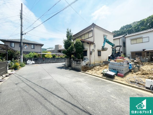 柏原市田辺　第5期　新築一戸建ての前面道路含む現地写真|周辺は落ち着いた街並みの住宅地！子育てがしやすい住環境です！まだ未完成ですが、現地でしかわからない事もございます。是非一度ご覧ください。
