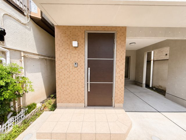 江戸川区中葛西３丁目RC造戸建ての玄関|ゆとりある玄関アプローチが、帰宅するたびに心地よさを感じさせてくれます。