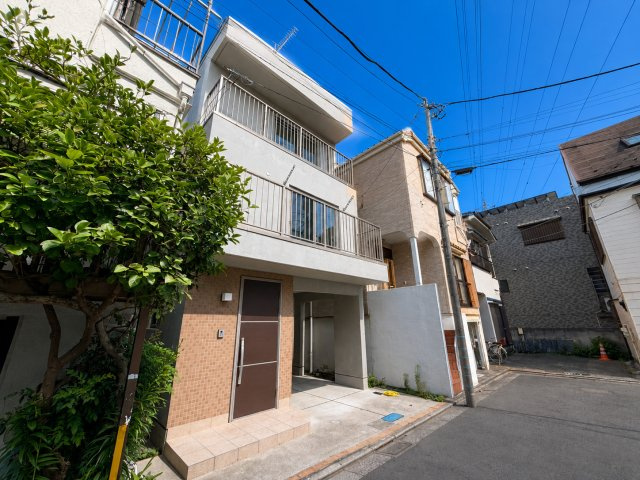 江戸川区中葛西３丁目RC造戸建ての前面道路含む現地写真|陽当たりと開放感に恵まれた立地。爽やかな街並みに映える美しい外観です。
