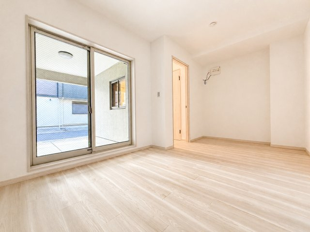 江戸川区中葛西３丁目RC造戸建ての居間・リビング|明るさと快適性を兼ね備えた魅力的なLDKです。