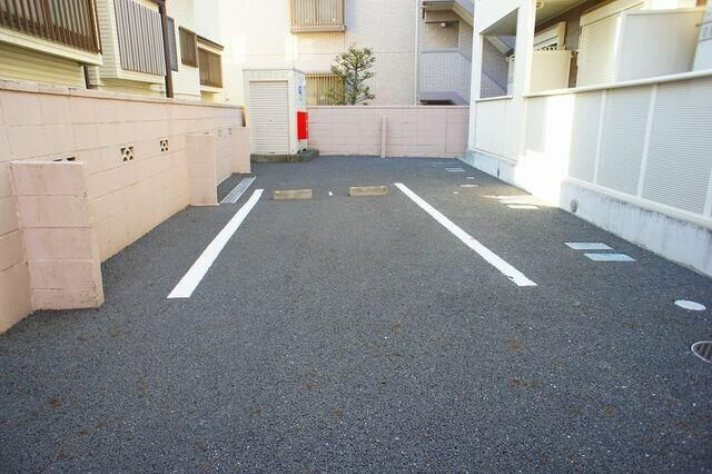 リーヴ・ルピナスの駐車場