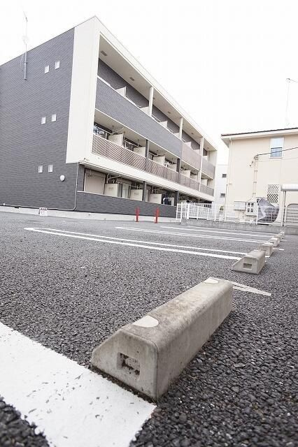 ブレイブコートの駐車場