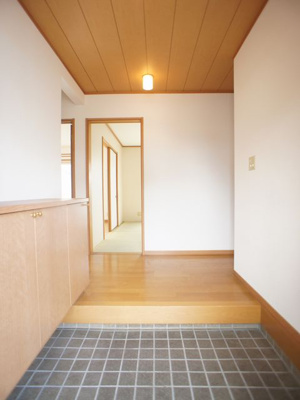 【玄関】 | 晃望台戸建 | 1階玄関！たくさん収納できるシューズボックスが付いています♪