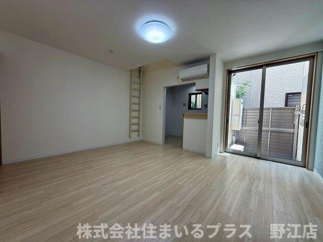 大阪市城東区関目３丁目のアパートの居間・リビング