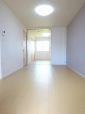 【居間・リビング】 | コッティ　クワハラⅠ | こちらの居間で趣味の時間をお楽しみください