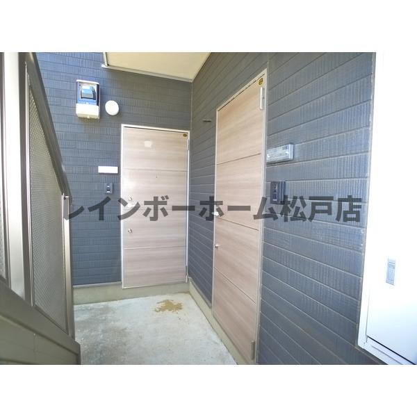松戸市秋山２丁目のアパートのエントランス