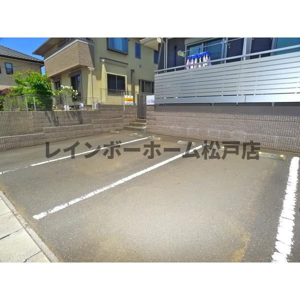 松戸市秋山２丁目のアパートの駐車場