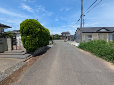 【前面道路含む現地写真】 | 鹿嶋市大字荒野　庭付き　3LDK