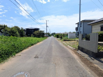 【前面道路含む現地写真】 | 鹿嶋市大字荒野　庭付き　3LDK