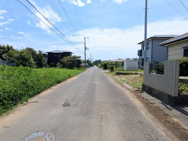【前面道路含む現地写真】 | 鹿嶋市大字荒野　庭付き　3LDK