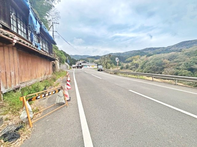 売土地　海南市ひや水の前面道路含む現地写真
