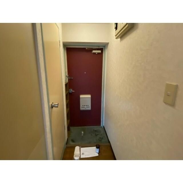 日成マンションの玄関