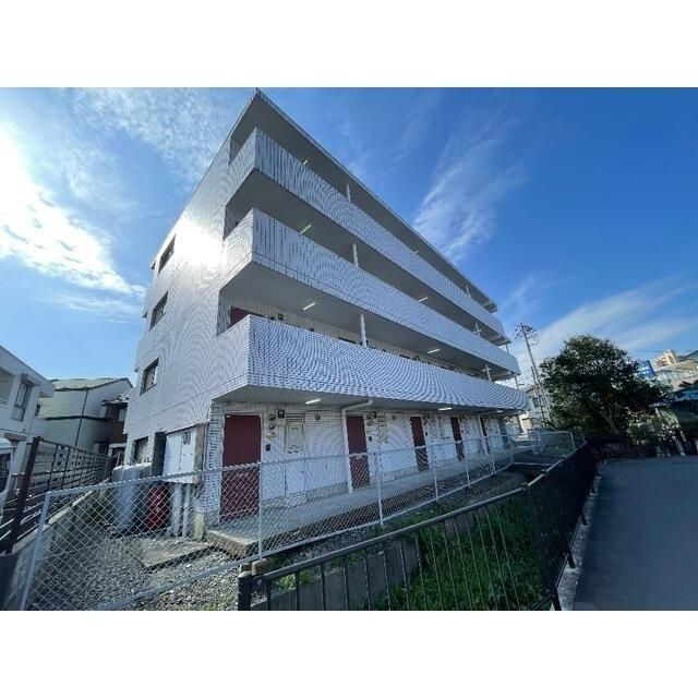 日成マンションのエントランス
