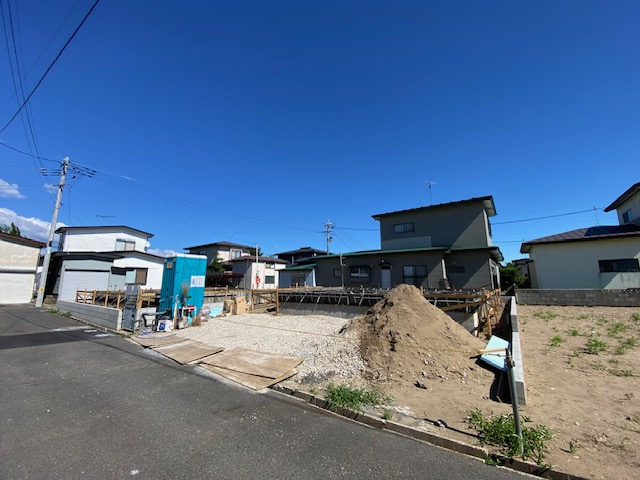 【新築戸建て】潟上市天王第19　1号棟の前面道路含む現地写真