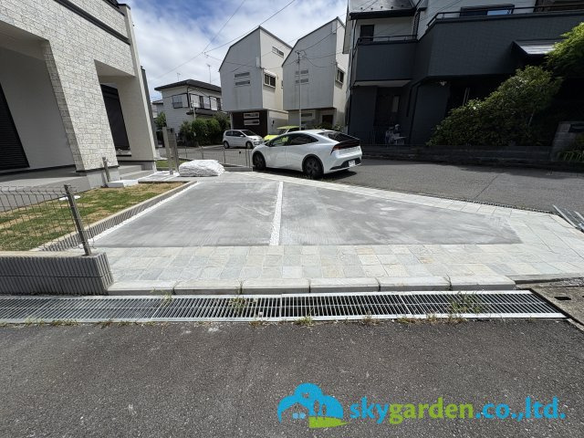 茅ヶ崎市室田3丁目　新築戸建　全2棟1号棟の駐車場|車種により２台駐車可能