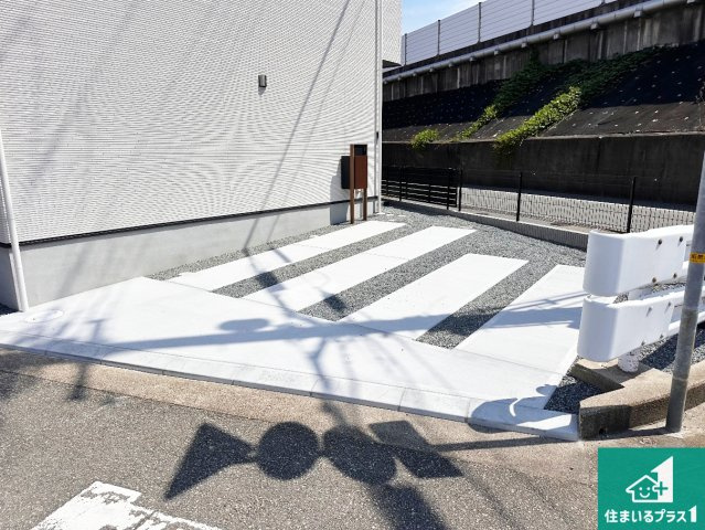 加古川市加古川町河原　新築一戸建ての駐車場|並列２台駐車可能！ゆとりの駐車スペースで車庫入れもスムーズ！
