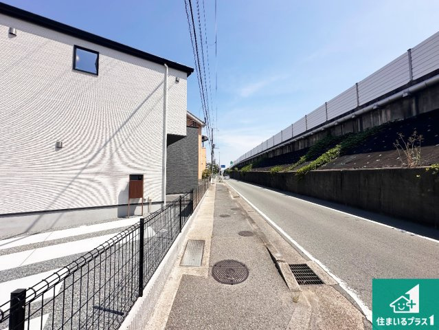 加古川市加古川町河原　新築一戸建ての前面道路含む現地写真|周辺は閑静な住宅街！前面道路広々で車の出し入れも便利です。駐車が苦手な方でも安心して車庫入れできます！