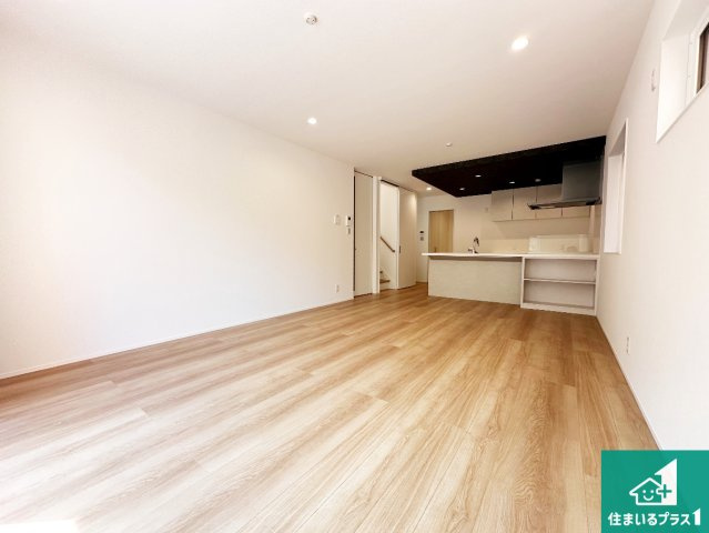 加古川市加古川町河原　新築一戸建ての居間・リビング|日当たり良好の明るいリビングで朝の目覚めもスッキリできそう！対面キッチンでご家族のコミュニケーションも自然と増える設計！小さなお子様が遊ぶスペースを作っても広々とくつろげるLDK！