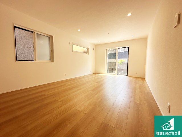 加古川市加古川町河原　新築一戸建ての居間・リビング|日当たり良好の明るいリビングで朝の目覚めもスッキリできそう！対面キッチンでご家族のコミュニケーションも自然と増える設計！小さなお子様が遊ぶスペースを作っても広々とくつろげるLDK！