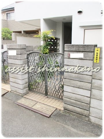 マンション加納のエントランス