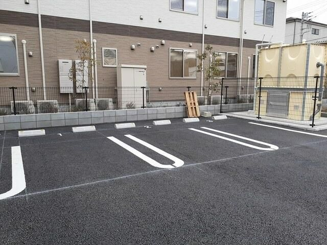 アロッジオ　ラッフィナートの駐車場