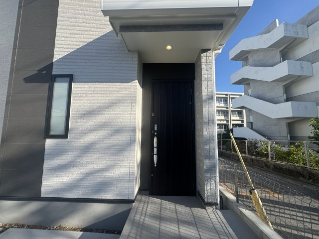 読谷村伊良皆（全2棟）A号棟の玄関|A号棟　スマートキー付き♪