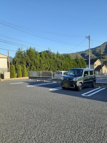 ガーデンヒルズＢの駐車場