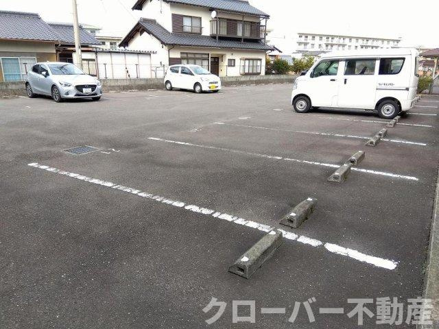 レオパレスサンクローバーの駐車場