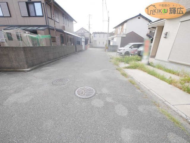 高砂市美保里　中古戸建の前面道路含む現地写真