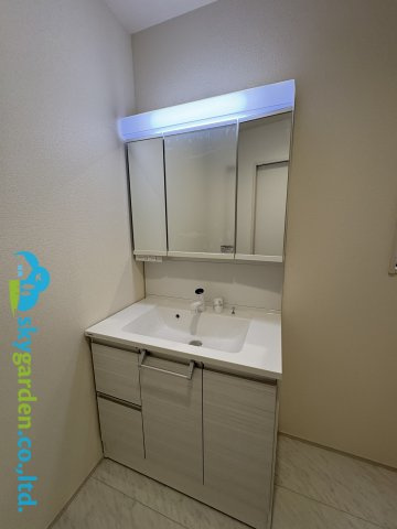 茅ヶ崎市室田3丁目　新築戸建　全2棟2号棟の独立洗面台|三面鏡付き洗面化粧台