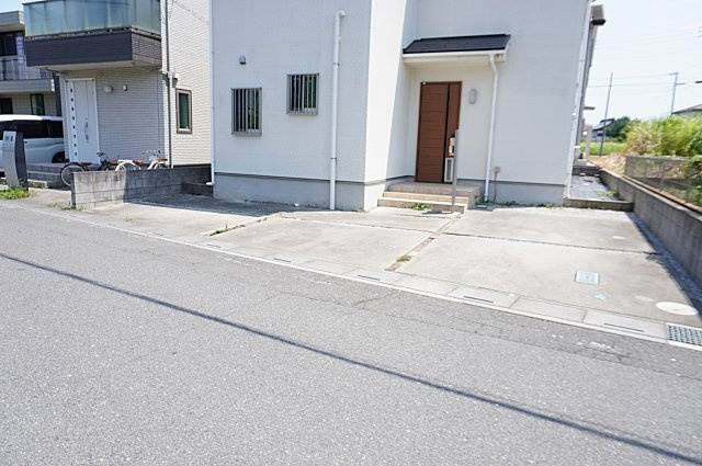 越谷市大字三野宮 中古戸建の駐車場