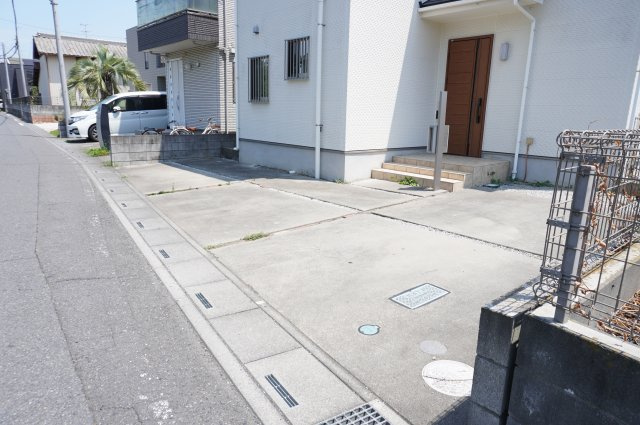 越谷市大字三野宮 中古戸建の駐車場