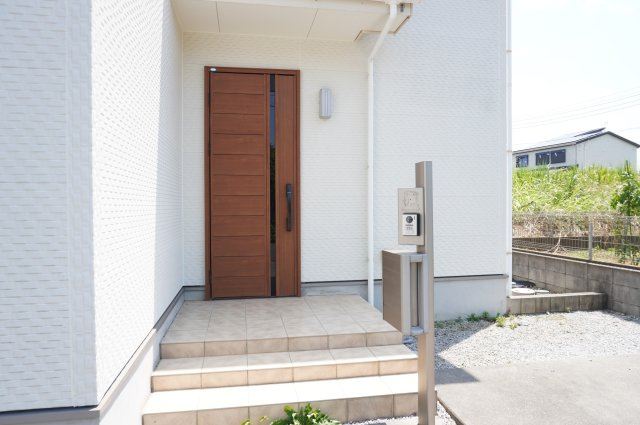 越谷市大字三野宮 中古戸建の玄関